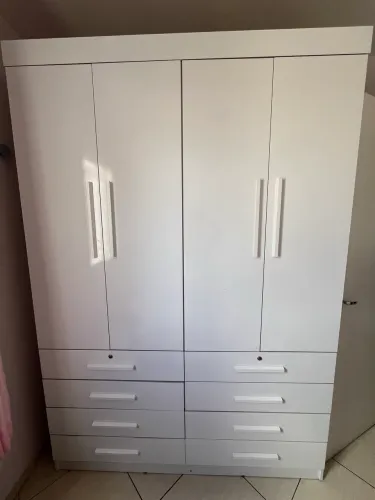 Guarda roupa (4 portas e 8 gavetas)