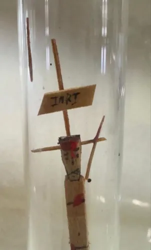JESUS CRUCIFICADO - FEITO EM EM MADEIRA DENTRO DE UM TUBO DE VIDRO