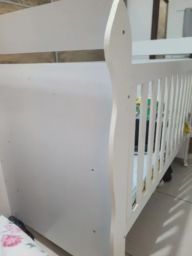 Berço / cama com pouco uso. Junto com o colchão D18. Com poucas marcas de uso.