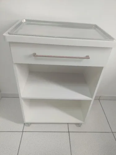 Carrinho auxiliar com bandeja em inox