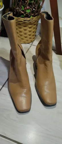 Bota couro marrom claro