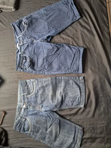 Duas bermudas jeans usadas, tamanhos 16
