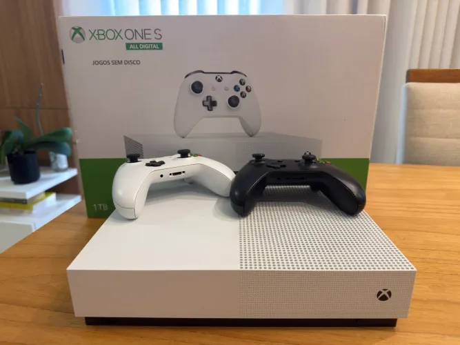 Xbox One S All Digital 1TB + 2 Controles + Caixa Original