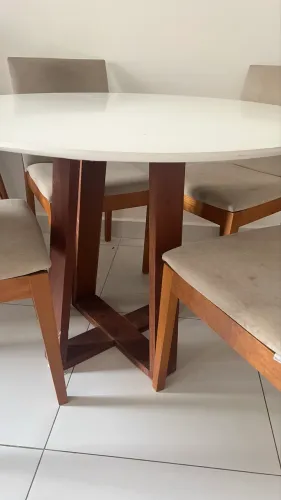 Mesa em madeira com 4 cadeiras