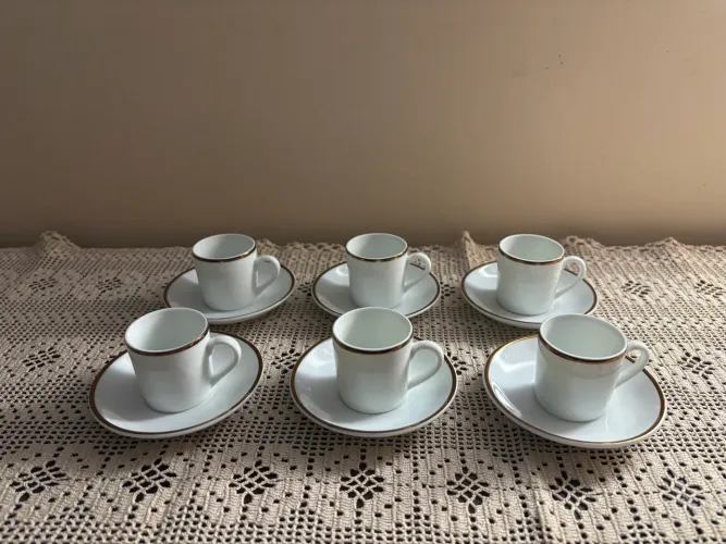 Jogo café em porcelana  filetadas a ouro.