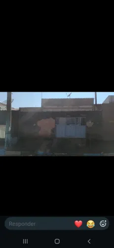 Casa simples más toda murada é gradeada 
