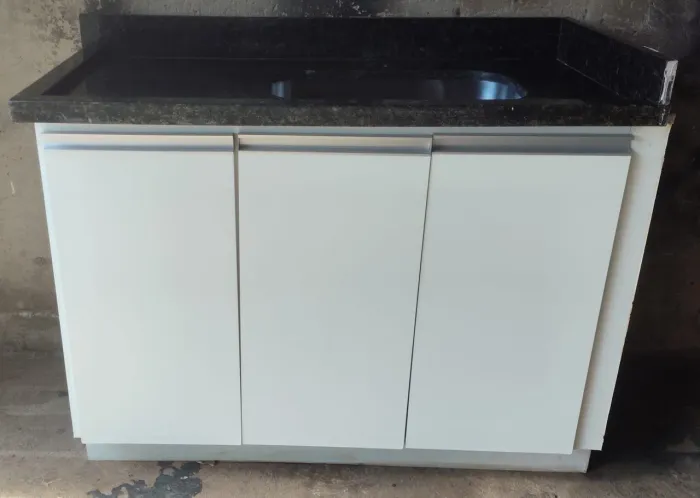 Pia em granito com cuba inox e armário em MDF