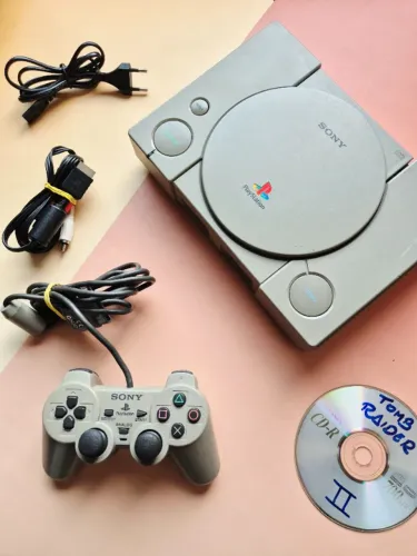 PlayStation 1 Fat (PS1) + Controle + Jogo Mídia Física 007 Racing