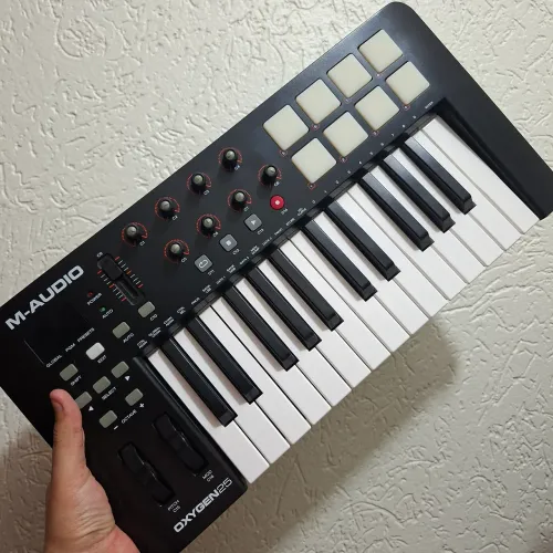 Controlador M-Audio Oxygen 25