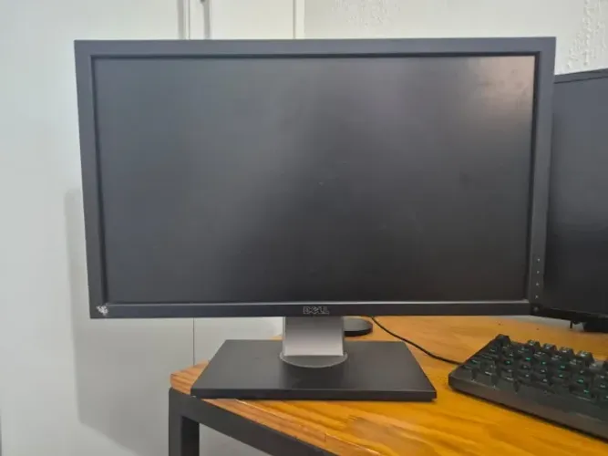 Monitor Dell 24" - Ajuste de Altura e Rotação 90°