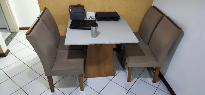 Mesa com 4 cadeiras