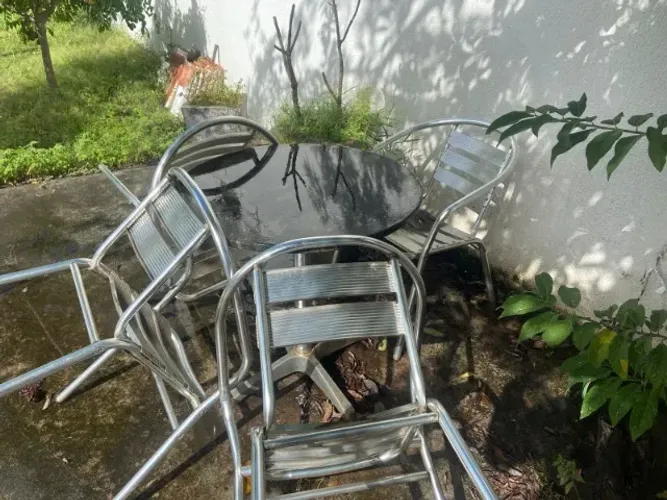 mesa de mármore redonda, com 4 cadeiras de alumínio