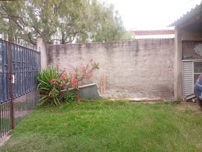 Sítio com 3 cômodos sala quarto e cozinha 