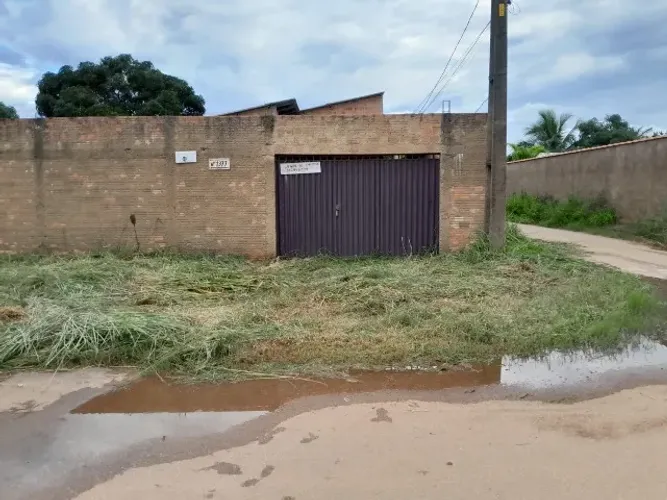 Casa inacabada em terreno 10x30 todo murado