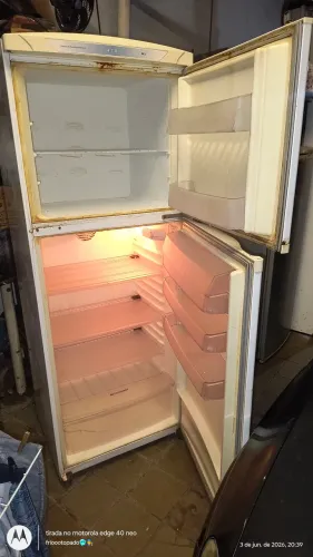 Geladeira com congelador enorme muito top
