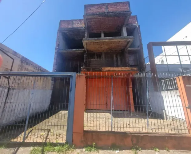 Prédio com 3 andares e amplo estacionamento no bairro Higienópolis