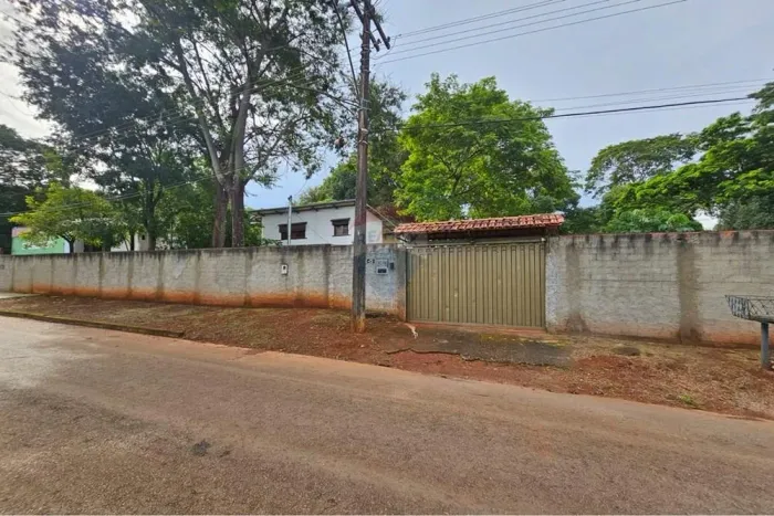 Aluguel de Casa com quintal amplo, 2 Quartos em Chácaras Califórnia, próximo ao Campus da