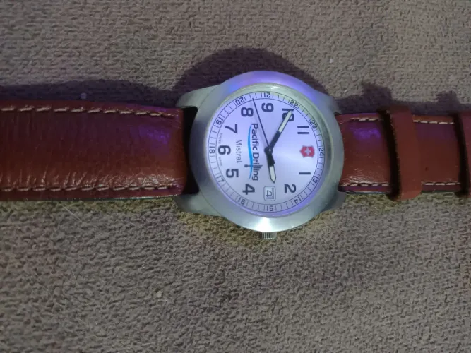 Vendo relógio de pulso masculino . Marca Mistral . Máquina nova .Pulseira nova.