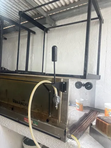 Forno industrial/ Semi novo porém está sujo na foto