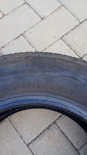 Vendo pneu Dunlop 175/70R13 82T