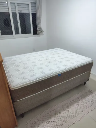 Colchão de casal Umaflex Berlim com pillow top e molas ensacadas 30x138x188cm - Castor