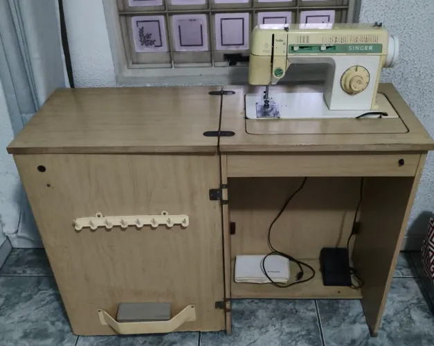 Máquina de costura Singer com gabinete e discos