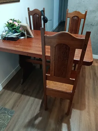 Vende-se mesa de cozinha de madeira com três cadeiras