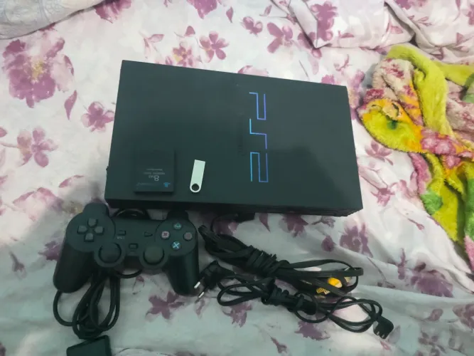 PlayStation 2 Fat dois controles e 30 jogos