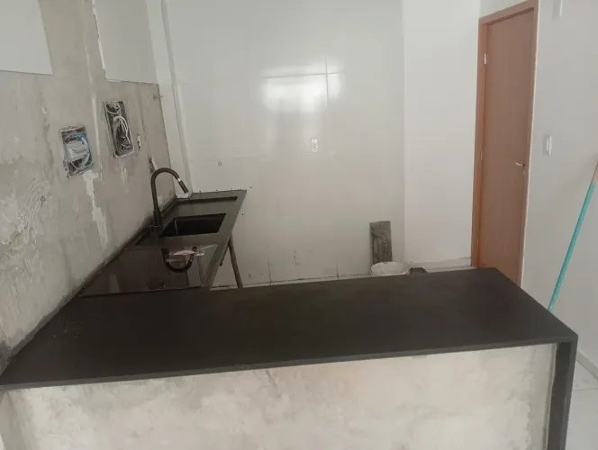 Mesa americana com fechamento no preto são Gabriel escovado