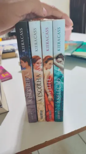 DESAPEGO: Kit 4 Livros da Série "A Seleção" (Kiera Cass) - "usados"