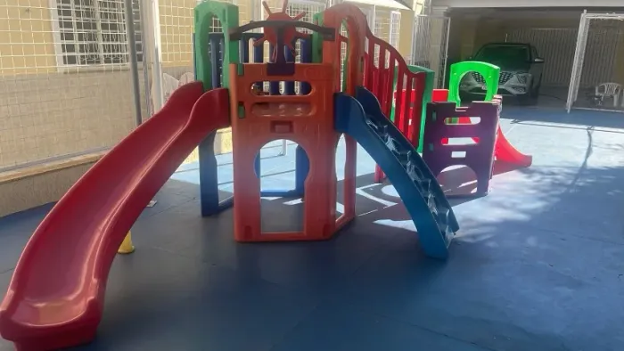VENDO 2 ESCORREGADORES PARA CRIANÇA, ESCADAS, PLATAFORMAS, SEMI NOVOS.