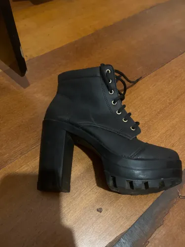 Bota feminina tamanho 35