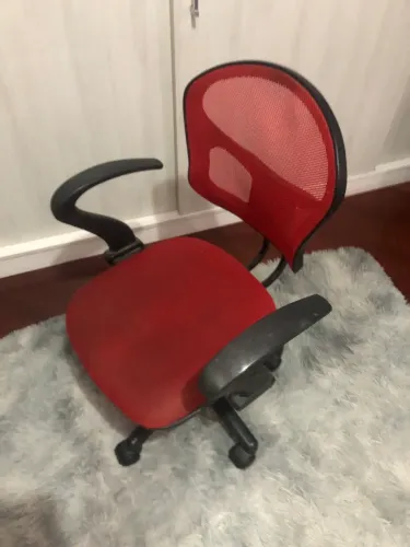 Vendo cadeira vermelha para escritório ou quatro