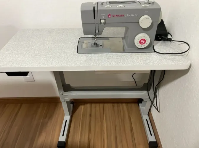 VENDO MÁQUINA SINGER CASEIRA  4423  MESA CORTESIA. 