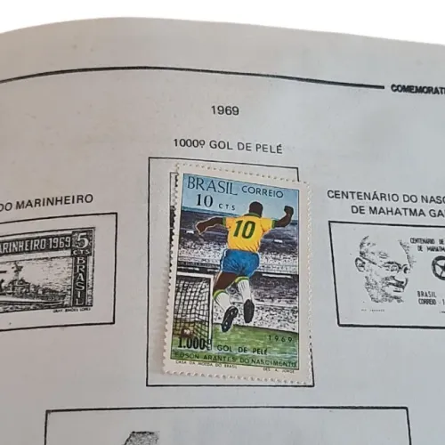 Album de colecionador para guardar selos postais do Brasil - em destaque mostra um selo po