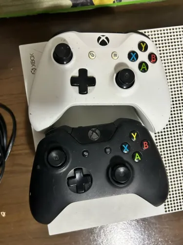 XBOX ONE S 500GB + 2 CONTROLES + CAIXA ? COM DEFEITO