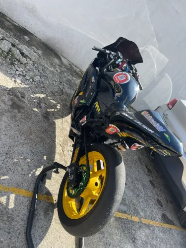 Kawasaki ninja 250 preparada para pista