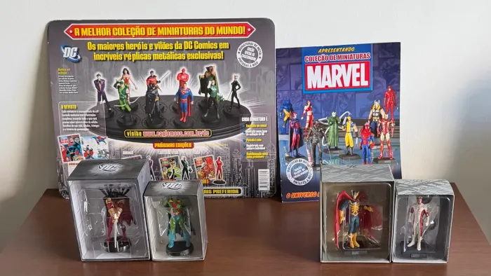 Coleção miniaturas MARVEL com 73 bonecos, com revistas.