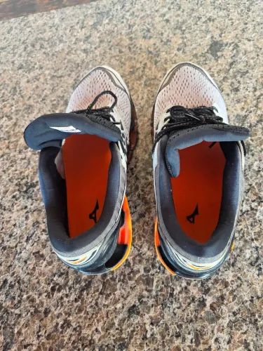 VENDO TENIS MIZUNO n.41 USADO SÓ 1 VEZ pq ficou grande.ACEITO CARTAO SEM JUROS.