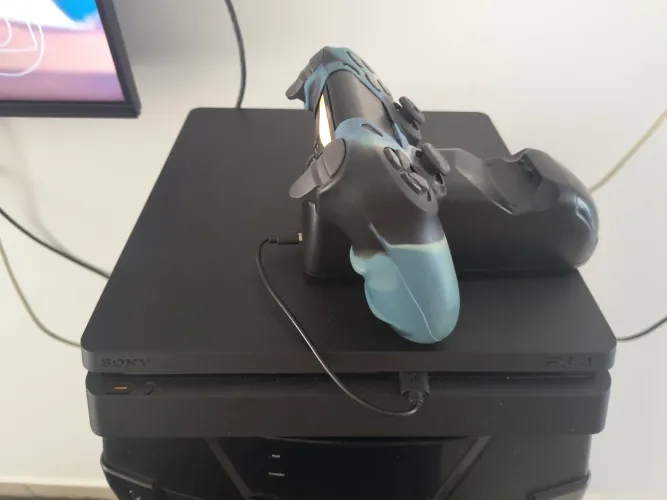 Vendo Playstation 4 Slim 1 TB