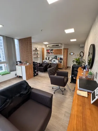 Sala comercial montada para salão ou studio de beleza. Ja com lavatorios e cadeiras. 