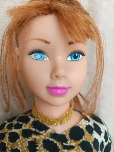 Boneca Stefany com avaria nos olhos apenas ,pra quem deseja arrumar ou brincar assim mesmo