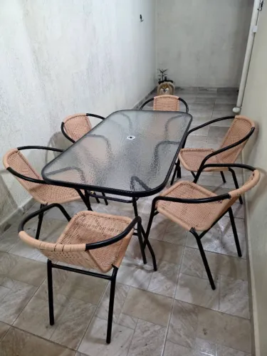 Mesa de vidro com 6 cadeiras
