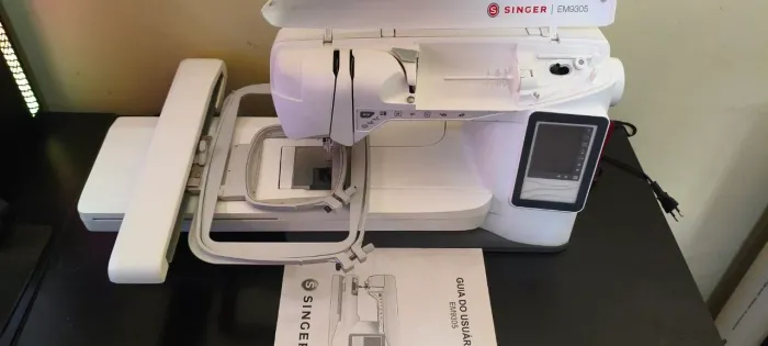Singer EM9305 Bordadeira Usada + 50 Linhas, Entretela e 2 Bastidores