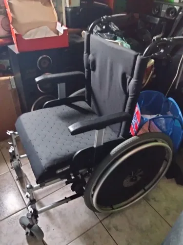 Vendo cadeira de rodas nova, nunca foi usada 