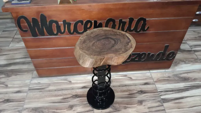 Banqueta artesanal com pecas de carro 