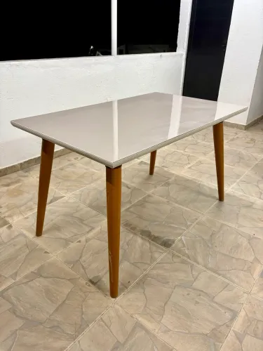 Mesa de Jantar Tampo de Vidro Cinza (1,30x0,80m) + Jogo com 4 Cadeiras Charles Eames