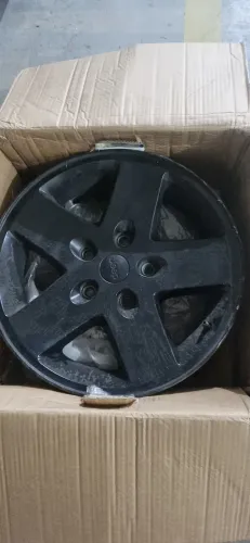 Roda 17 original do jeep Wrangler.