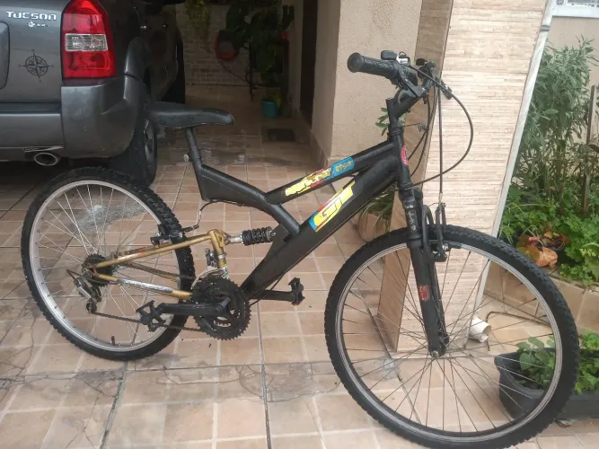 Bicicleta aro 26c marcha pneus seminovos suspensão está ótima funcionando perfeitamente