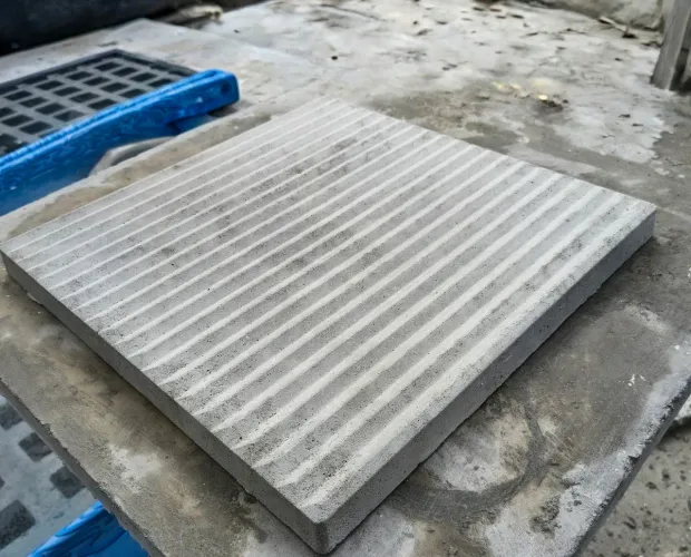 Placa de concreto antiderrapante para tampa de veículos